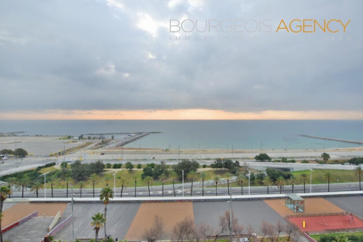 Piso en venta en primera línea de playa en Barcelona — Vista mar