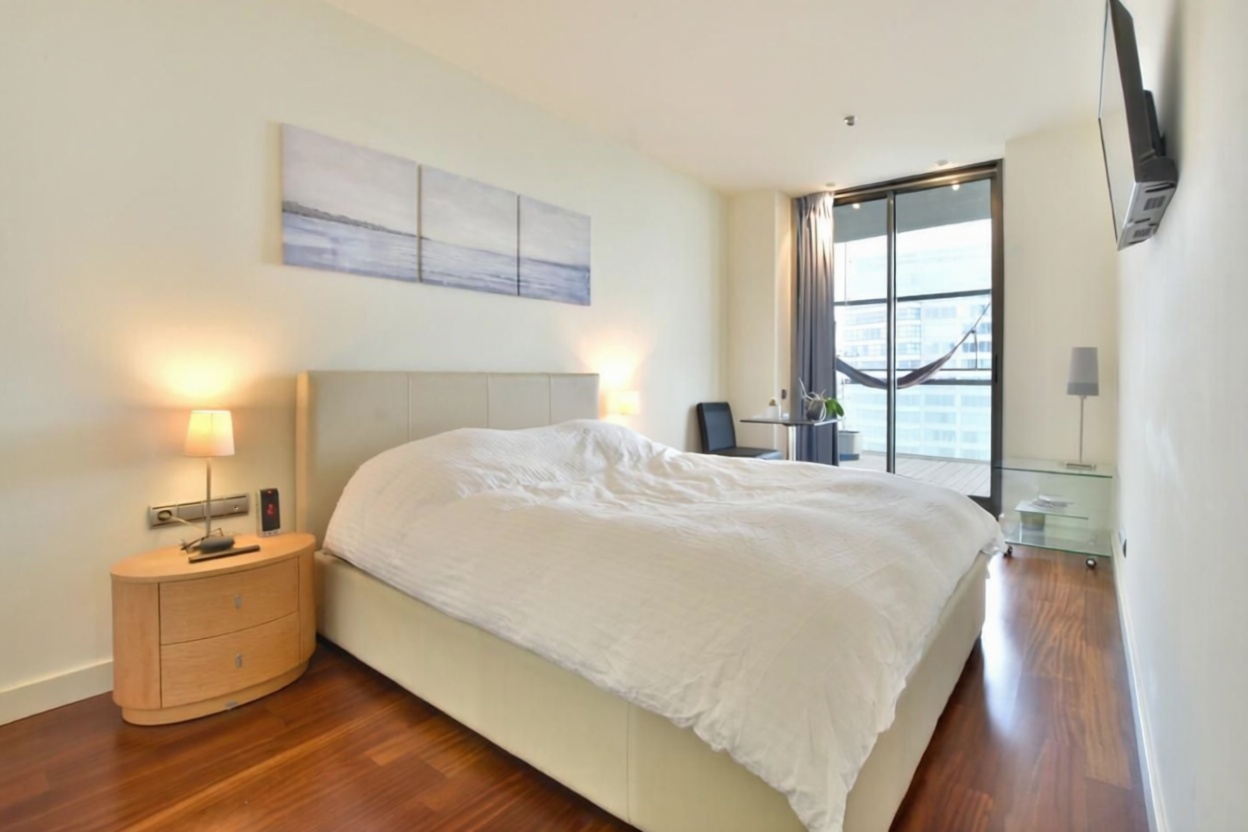 Piso en venta en primera línea de playa en Barcelona — Dormitorio
