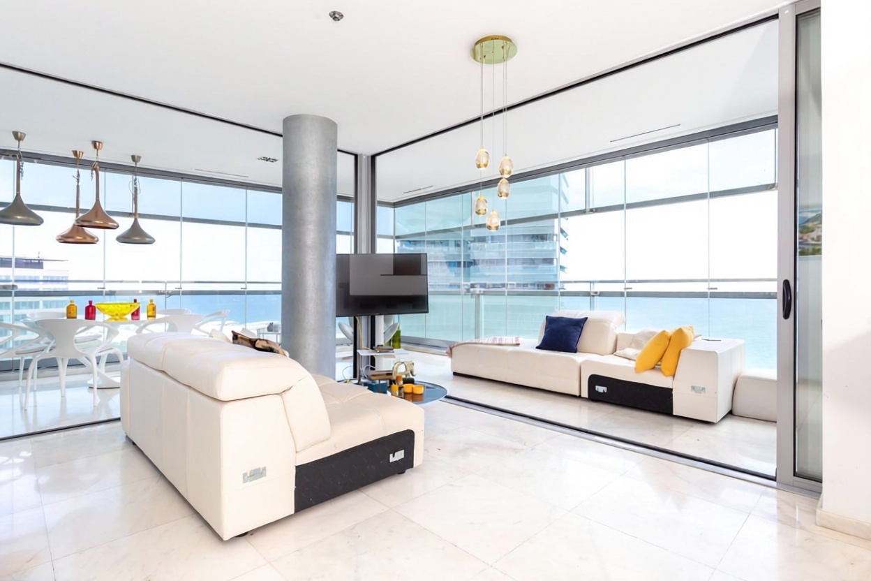 Flat for sale frontline beach in Barcelona — Living room