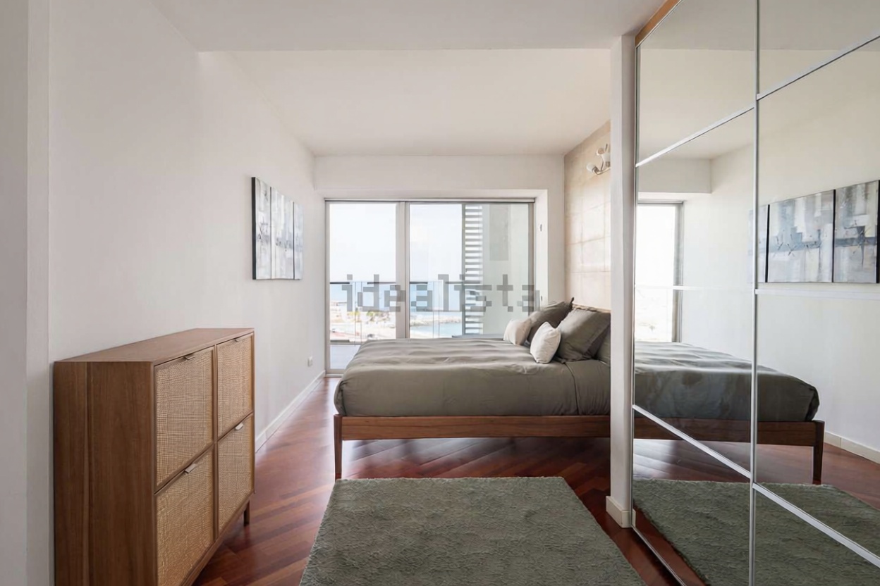 Piso en venta en primera línea de playa en Barcelona — Dormitorio