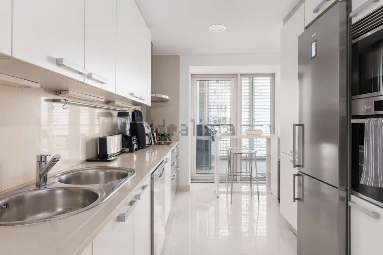 Piso en venta en primera línea de playa en Barcelona — Cocina