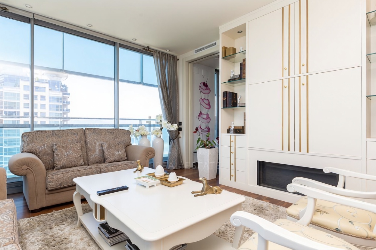Flat for sale frontline beach in Barcelona — Living room