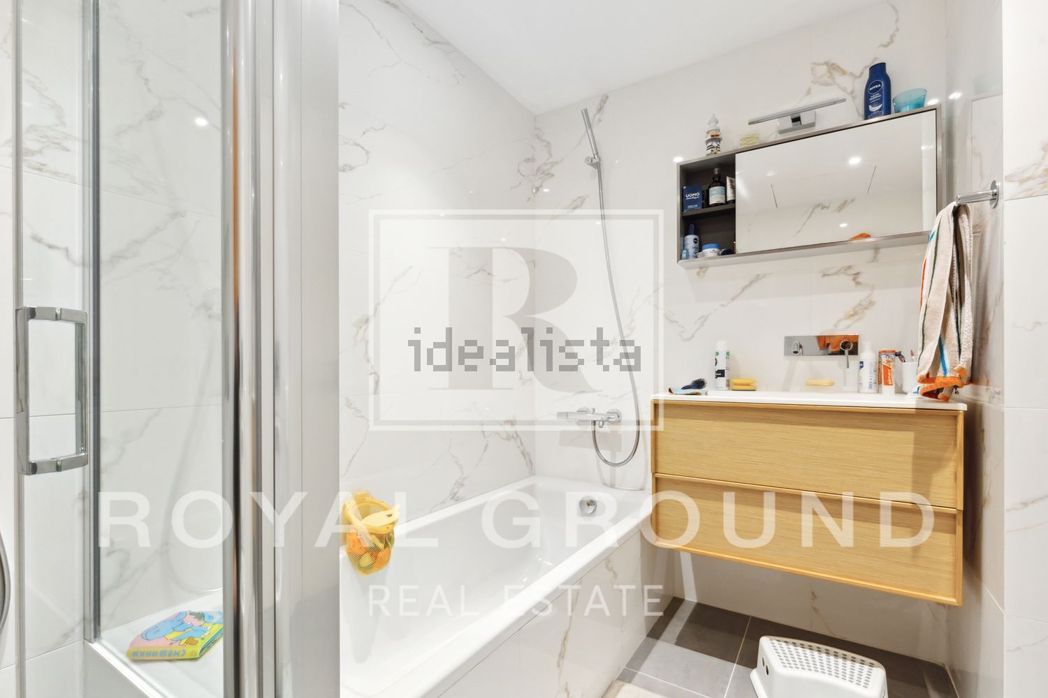 Flat for sale frontline beach in Barcelona — Bathroom