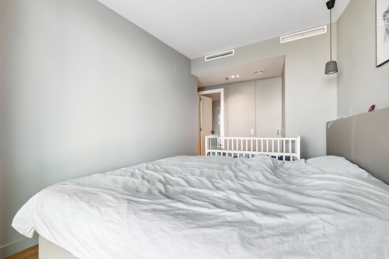Flat for sale frontline beach in Barcelona — Bedroom
