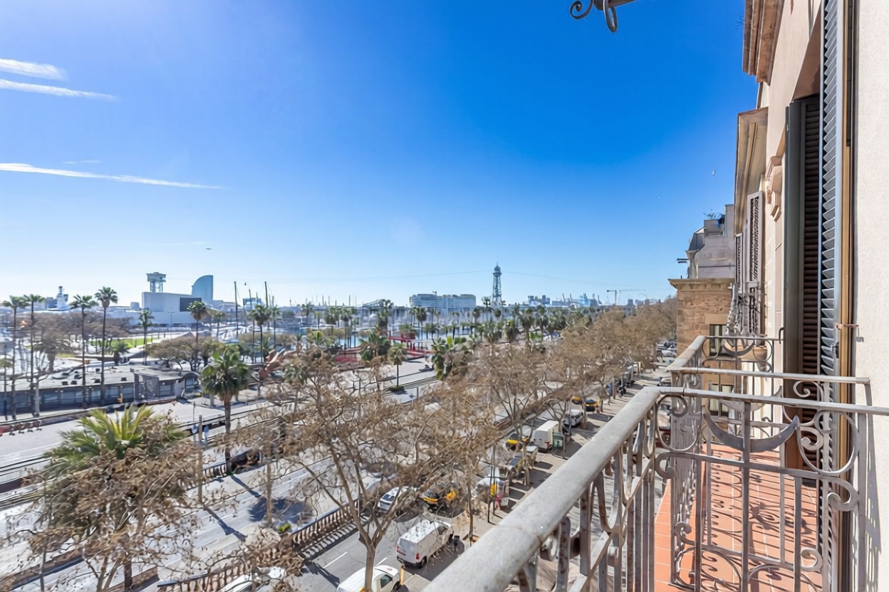 Wohnung zum Verkauf in direkter Strandlage in Barcelona — Meerterrasse