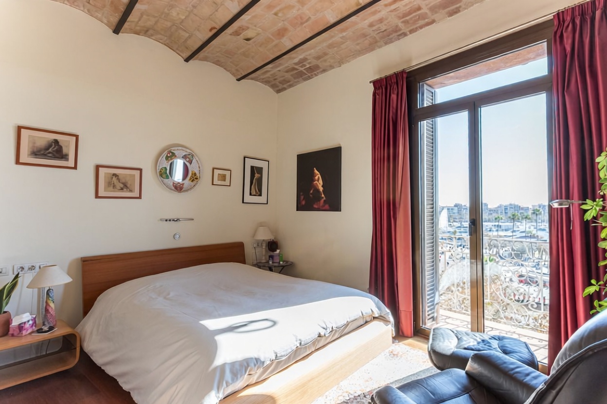 Wohnung zum Verkauf in direkter Strandlage in Barcelona — Schlafzimmer