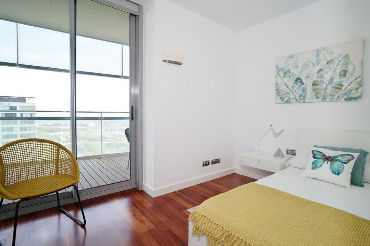 Piso en venta en primera línea de playa en Barcelona — Dormitorio