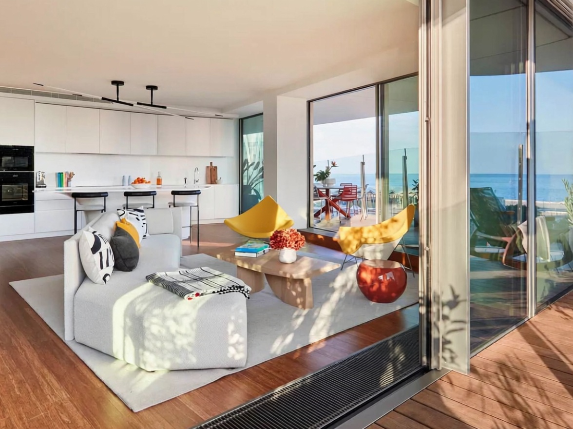 Piso en venta en primera línea de playa en Barcelona — Salón