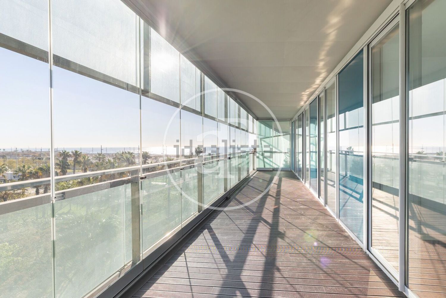 Piso en venta en primera línea de playa en Barcelona — Cocina