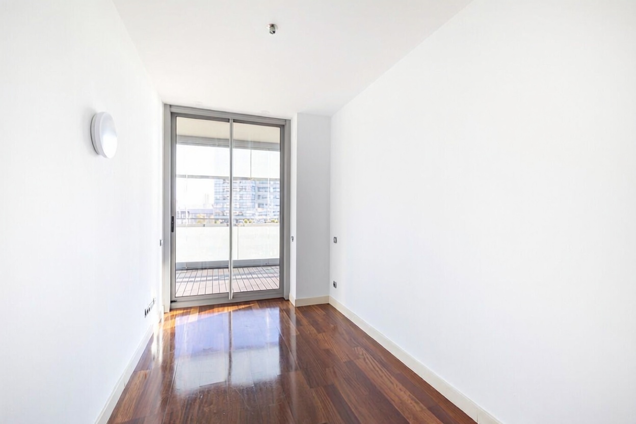 Piso en venta en primera línea de playa en Barcelona — Dormitorio