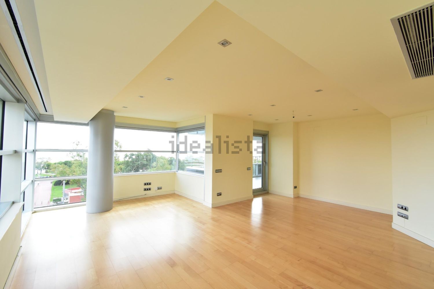 Piso en venta en primera línea de playa en Barcelona — Salón
