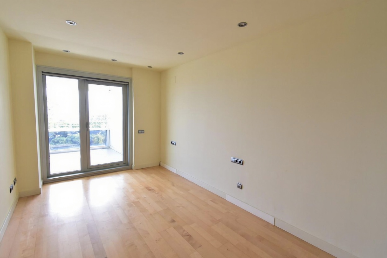 Piso en venta en primera línea de playa en Barcelona — Dormitorio