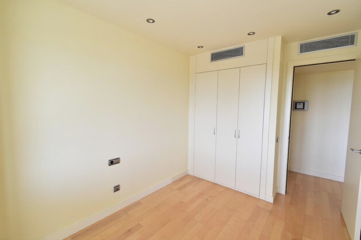 Piso en venta en primera línea de playa en Barcelona — Dormitorio