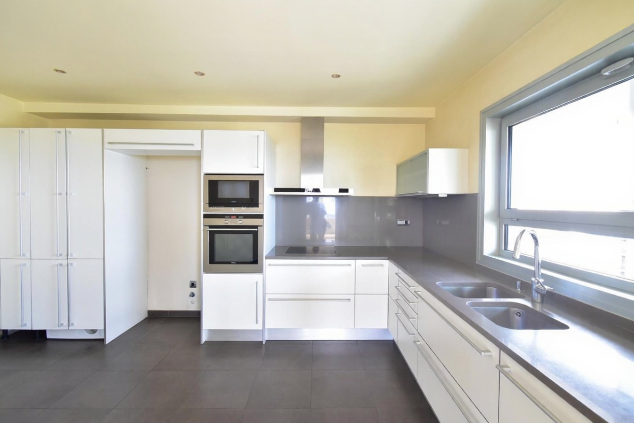 Piso en venta en primera línea de playa en Barcelona — Cocina