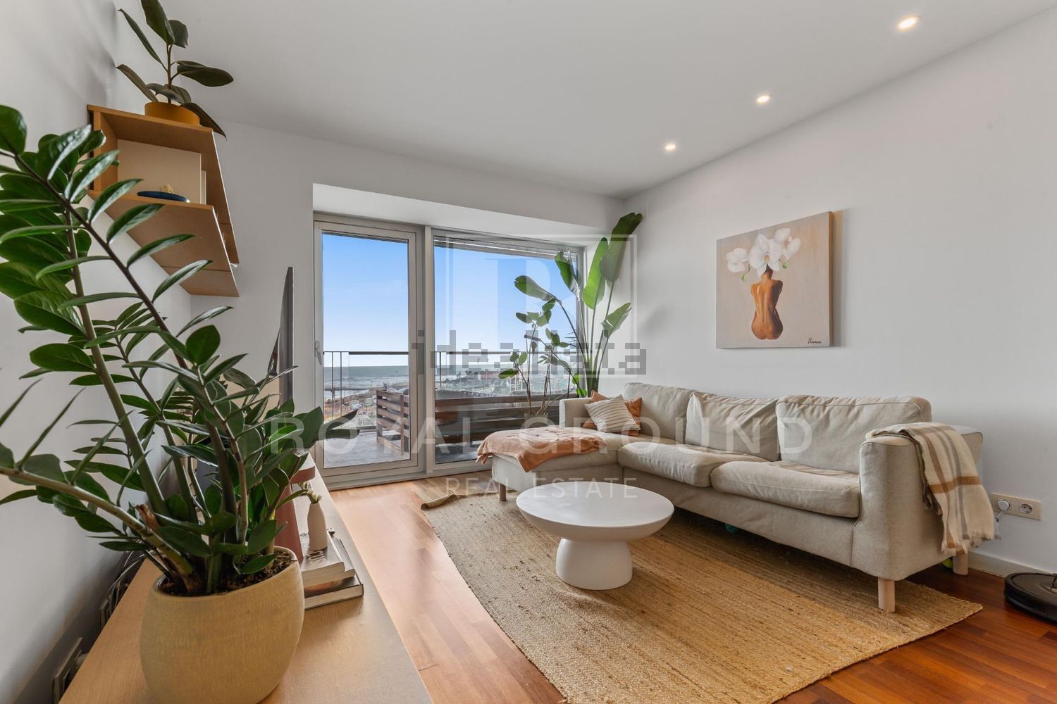 Piso en venta en primera línea de playa en Barcelona — Salón