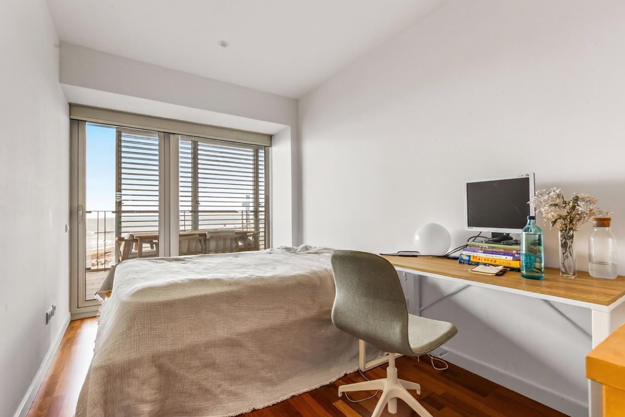 Piso en venta en primera línea de playa en Barcelona — Dormitorio