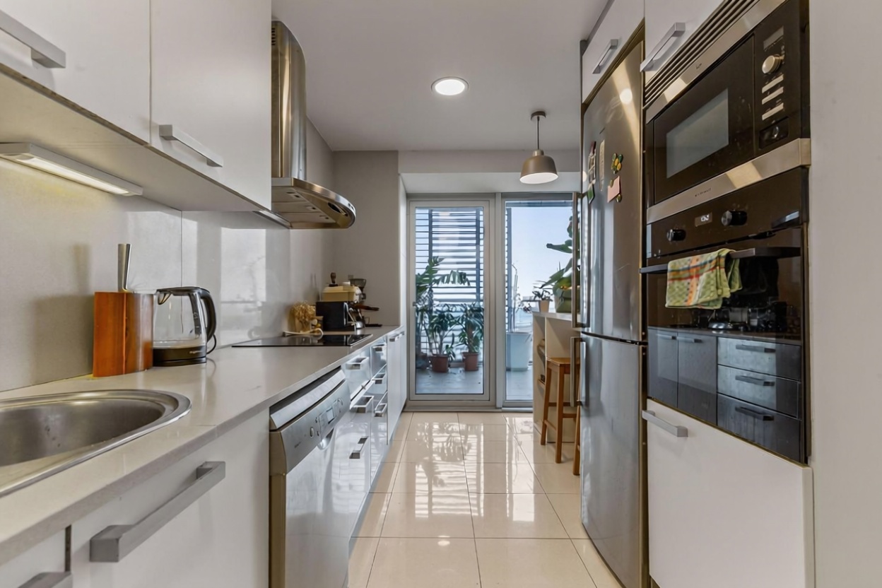 Piso en venta en primera línea de playa en Barcelona — Cocina
