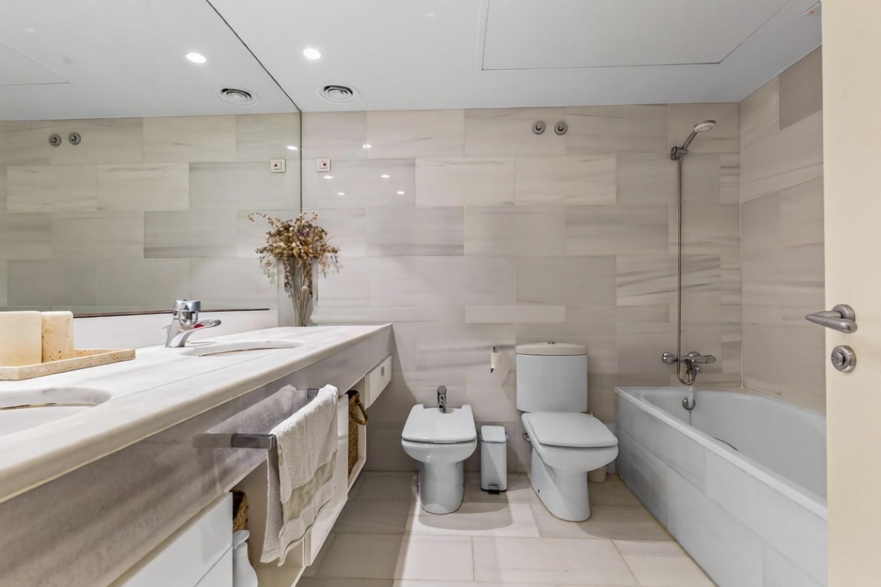 Piso en venta en primera línea de playa en Barcelona — Baño