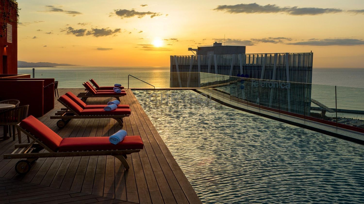 Flat for sale frontline beach in Barcelona — Pool