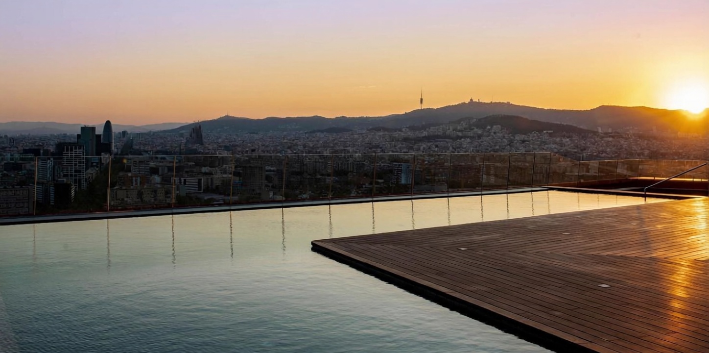 Flat for sale frontline beach in Barcelona — Sea terrace