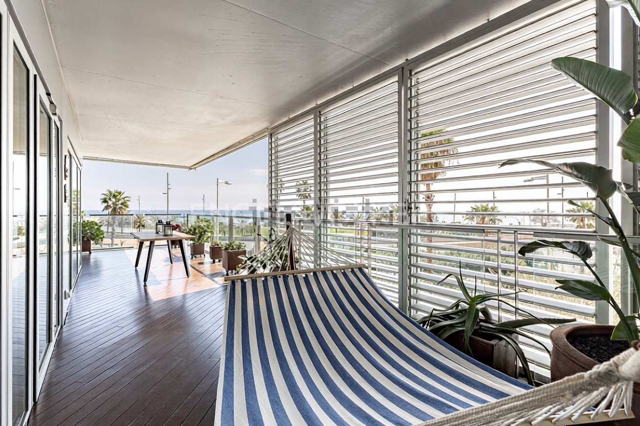 Piso en venta en primera línea de playa en Barcelona — Terraza mar