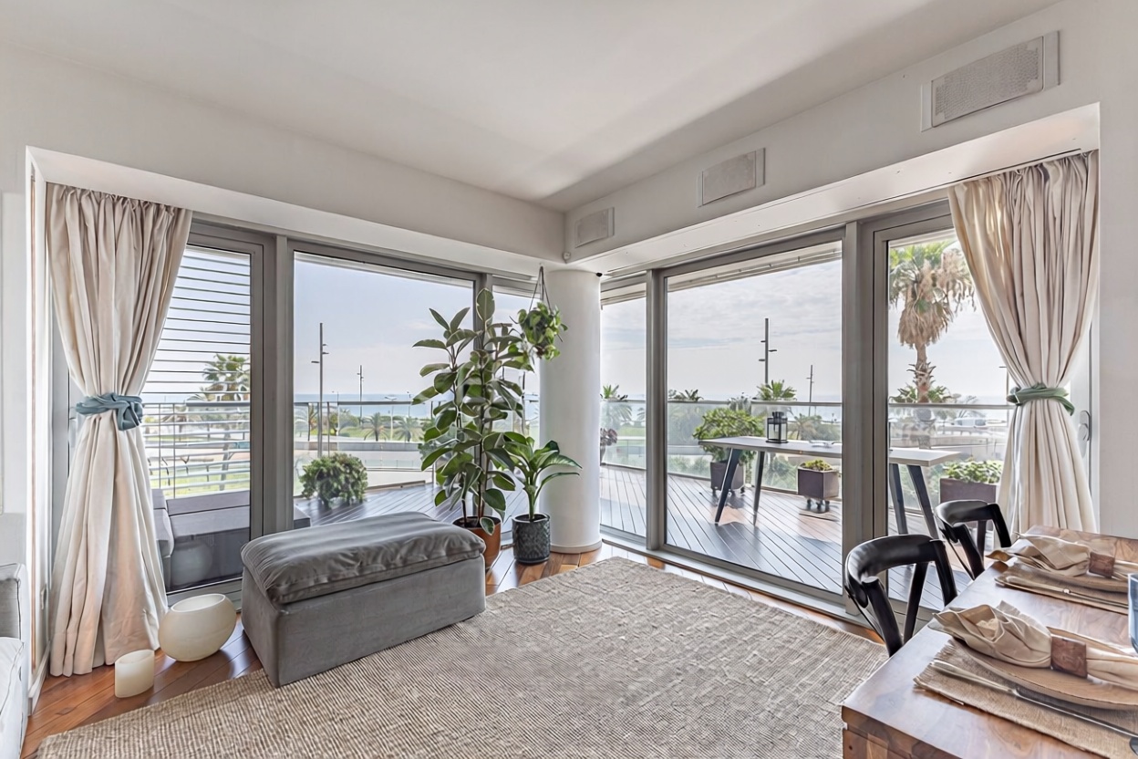 Piso en venta en primera línea de playa en Barcelona — Salón