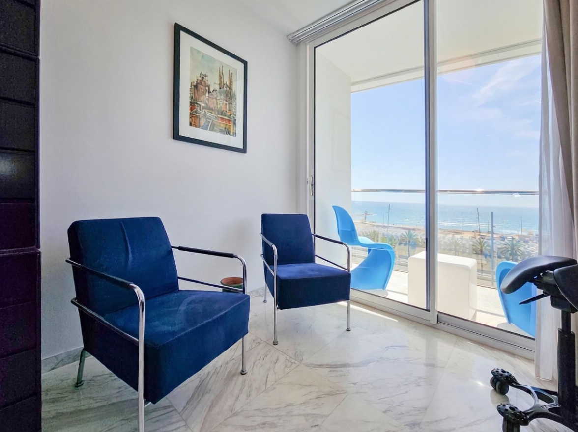 Flat for sale frontline beach in Barcelona — Sea terrace