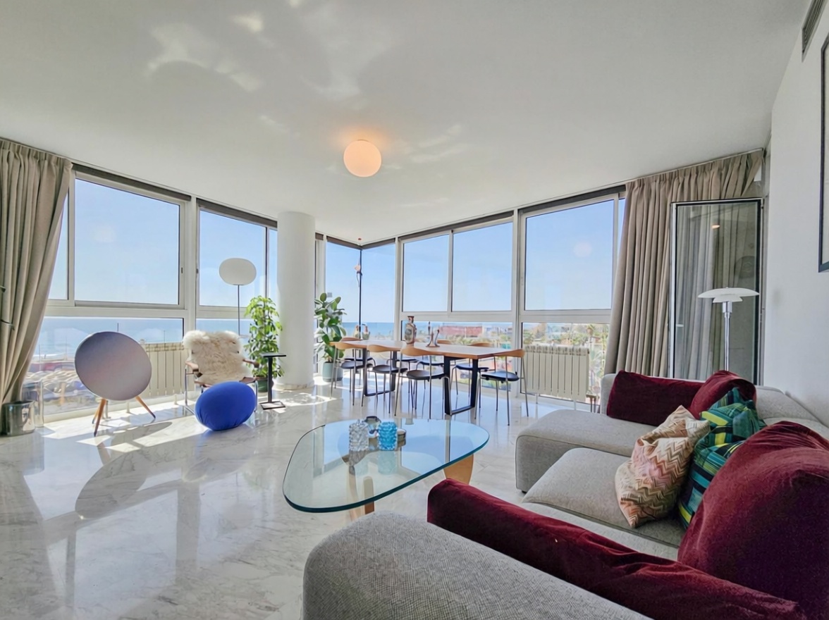 Flat for sale frontline beach in Barcelona — Living room