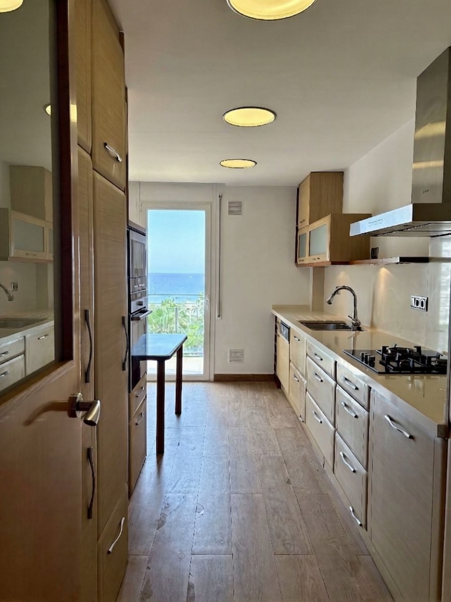 Duplexwohnung zum Verkauf in direkter Strandlage in Barcelona — Küche