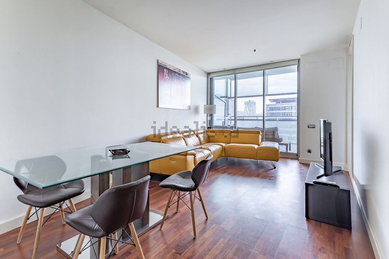 Wohnung zum Verkauf in direkter Strandlage in Barcelona — Wohnzimmer
