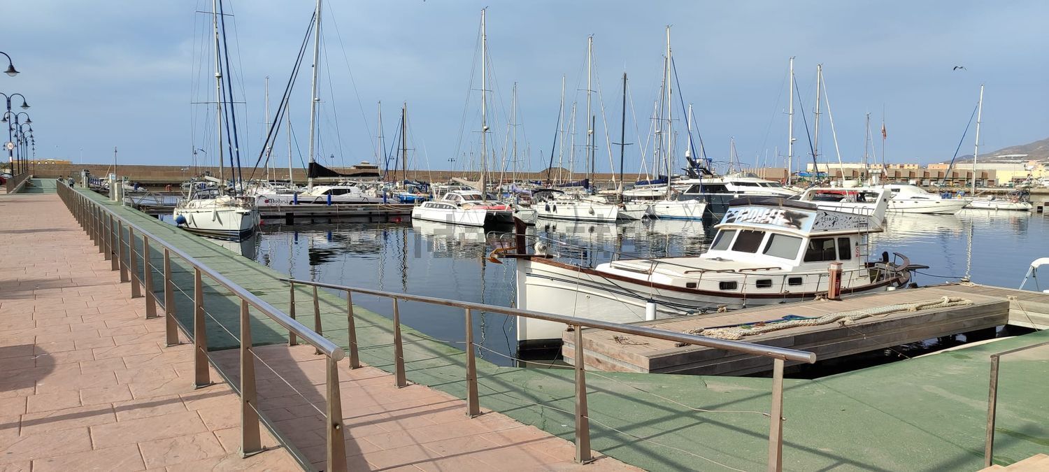 Beachfront flat in Adra