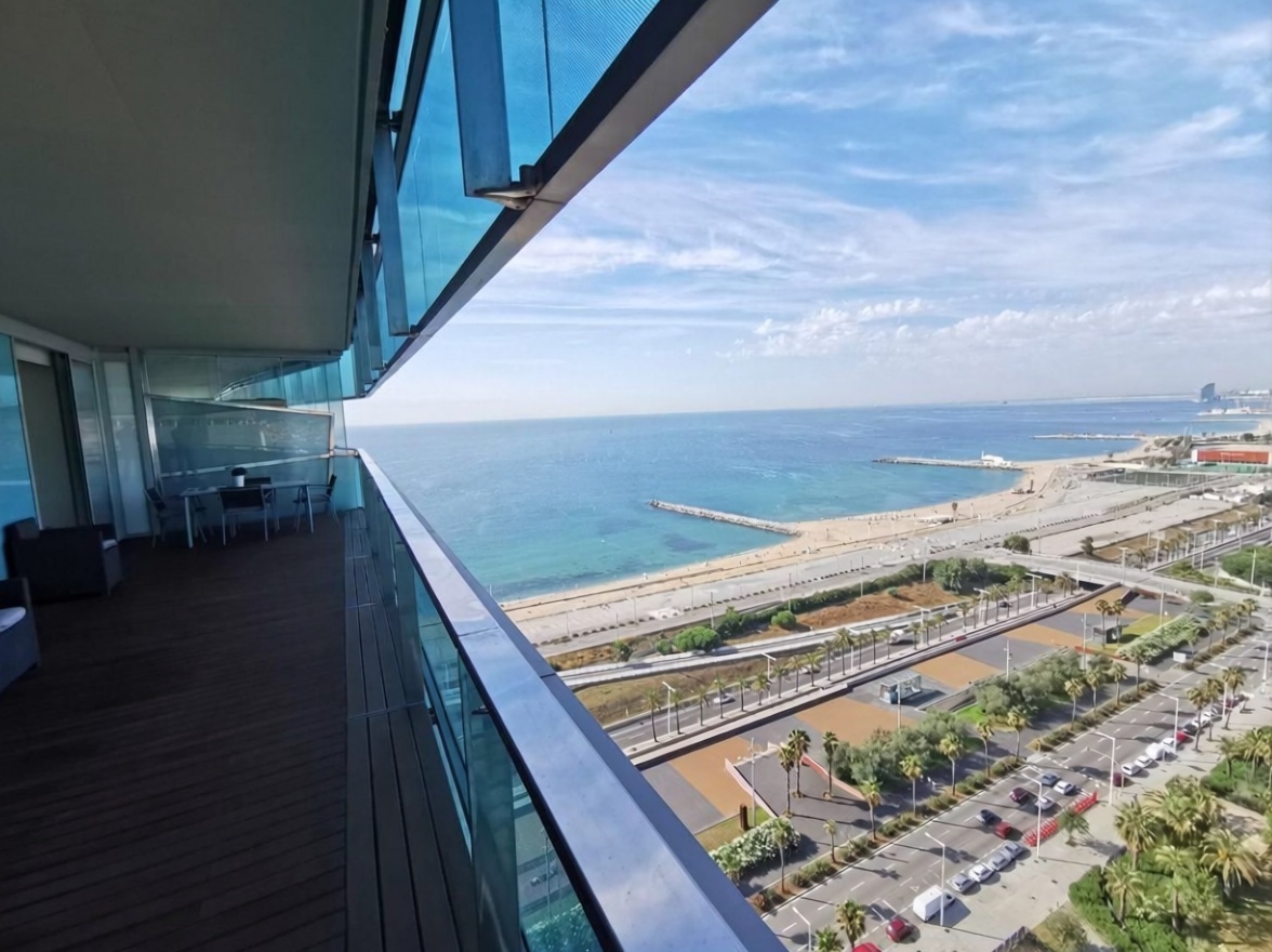 Wohnung zum Verkauf in direkter Strandlage in Barcelona — Meerterrasse