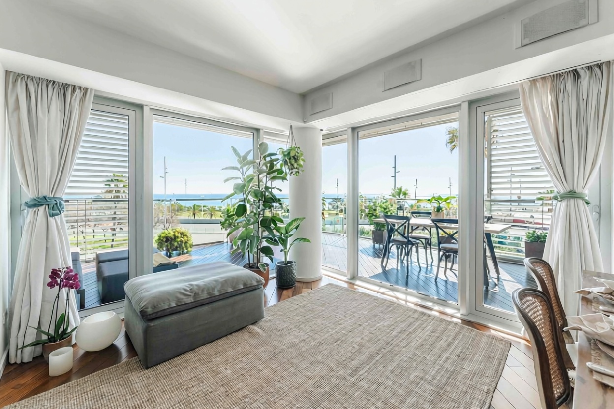 Flat for sale frontline beach in Barcelona — Living room