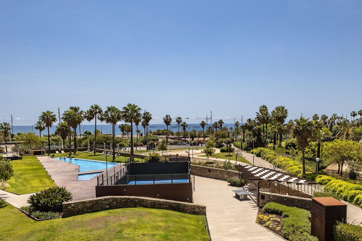 Flat for sale frontline beach in Barcelona — Sea view