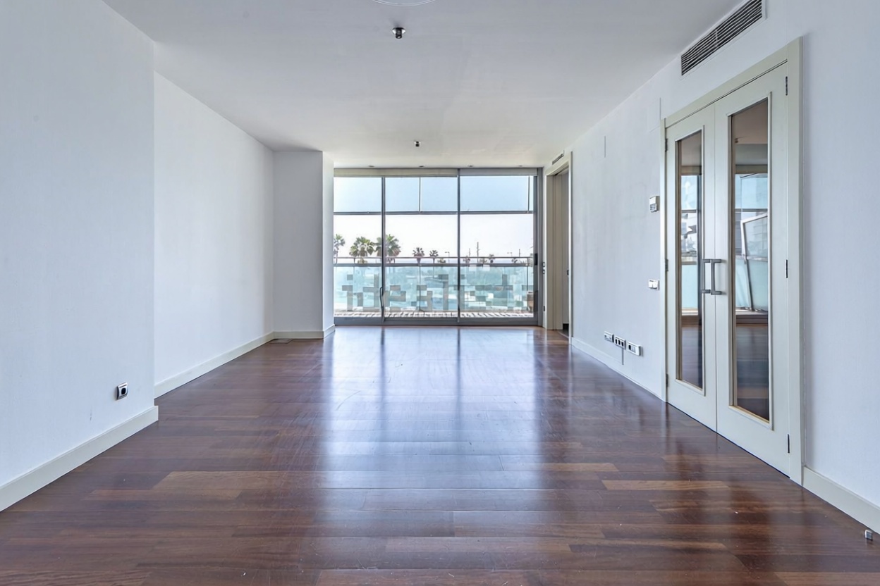 Flat for sale frontline beach in Barcelona — Living room