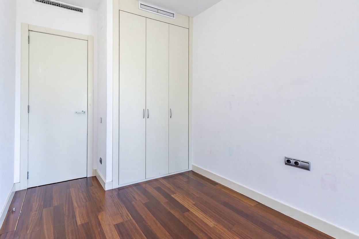 Flat for sale frontline beach in Barcelona — Bedroom