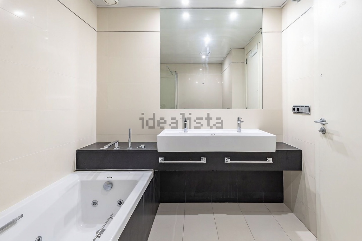 Flat for sale frontline beach in Barcelona — Bathroom