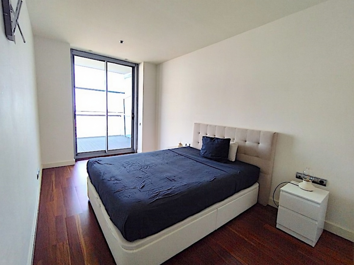 Piso en venta en primera línea de playa en Barcelona — Dormitorio