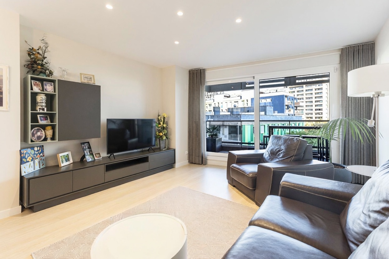 Piso en venta en primera línea de playa en Barcelona — Salón