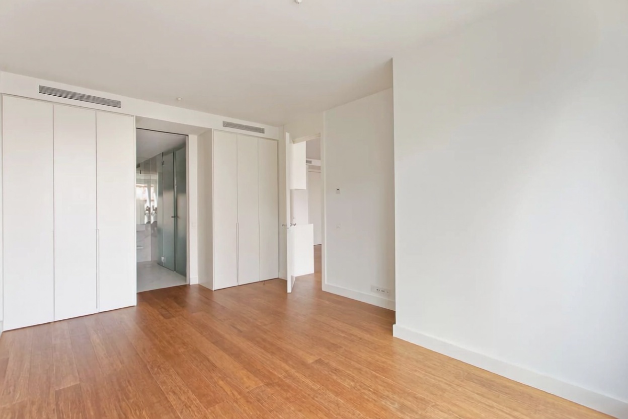 Piso en venta en primera línea de playa en Barcelona — Dormitorio