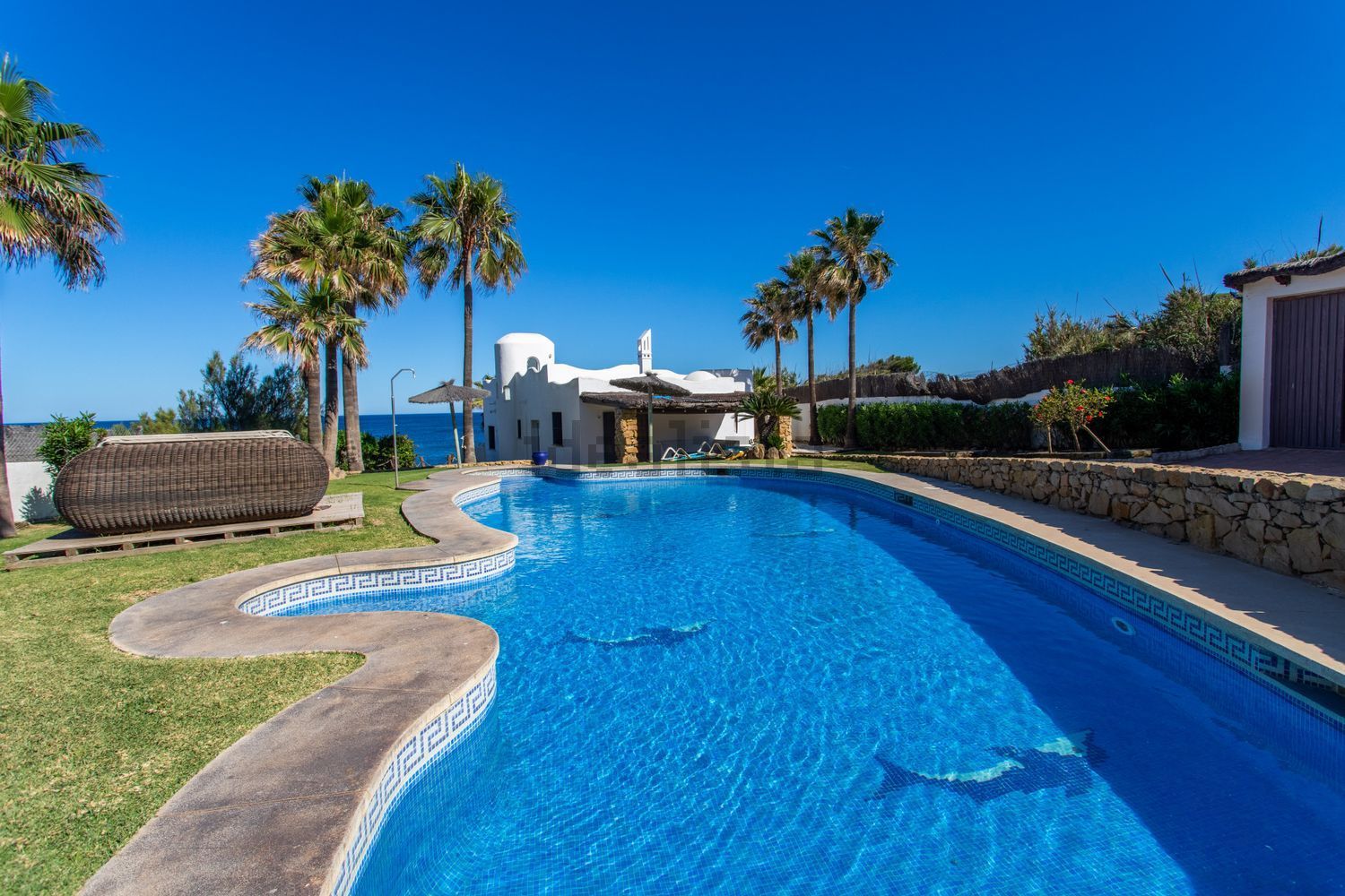 Chalet with direct beach access in Manilva — Pool