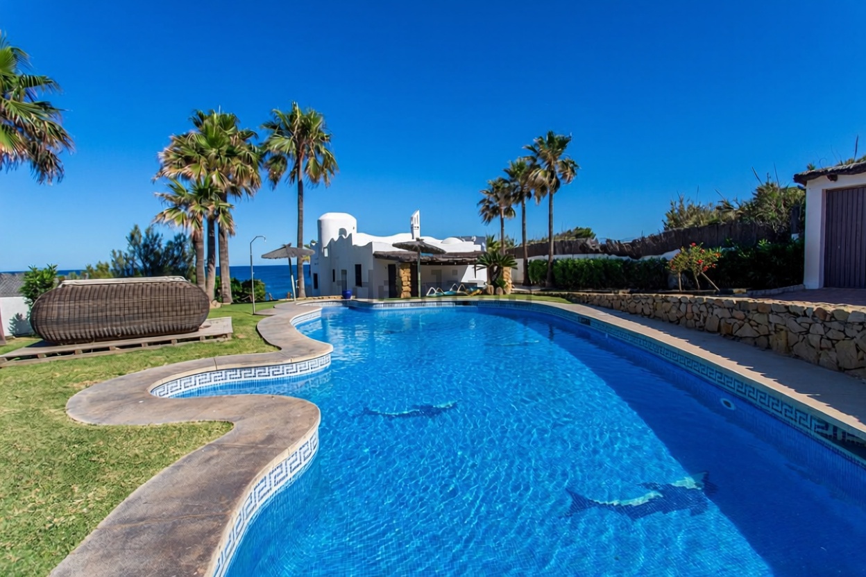 Chalet com acesso direto à praia em Manilva — Piscina