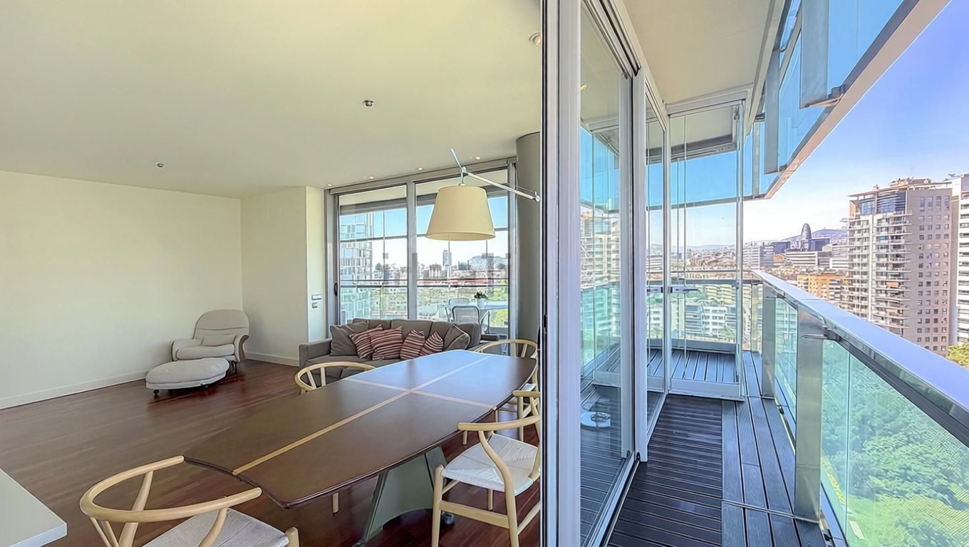 Piso en venta en primera línea de playa en Barcelona — Salón