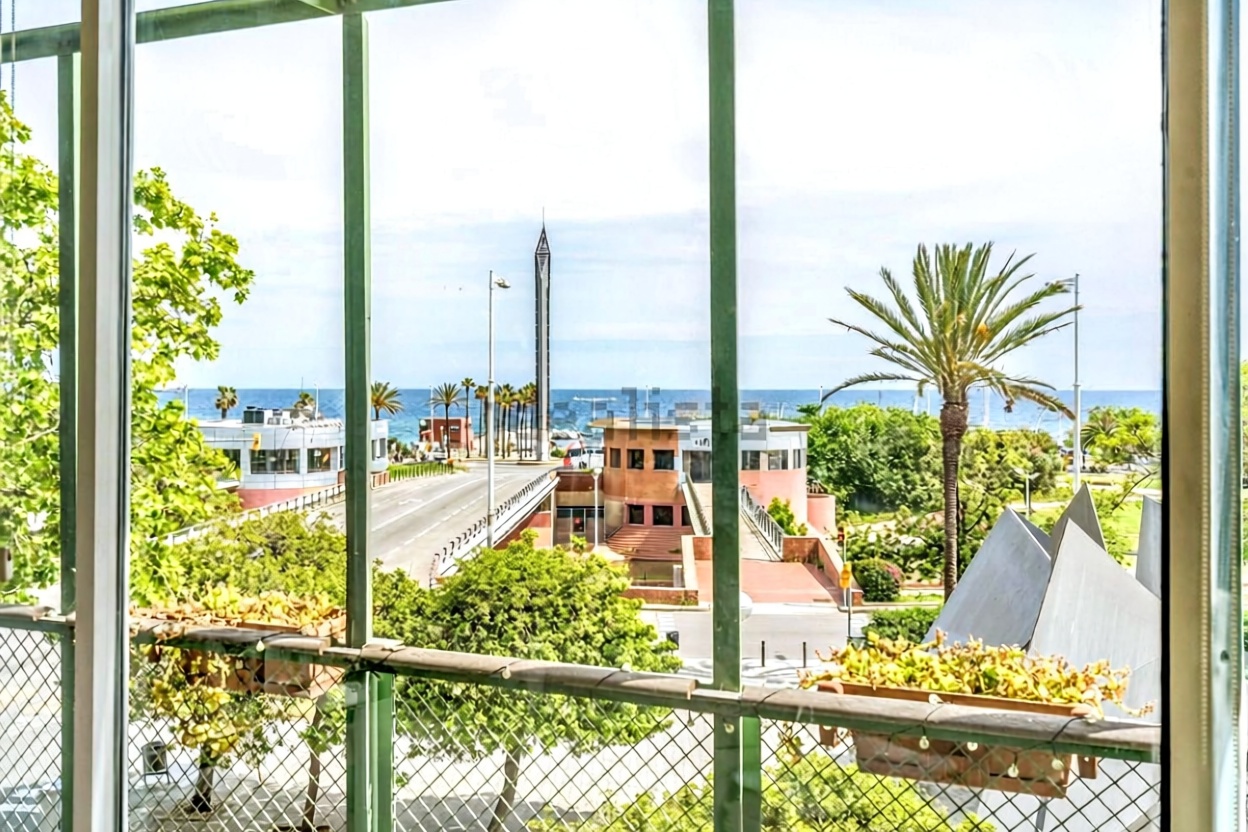 Piso en venta en primera línea de playa en Barcelona — Vista mar