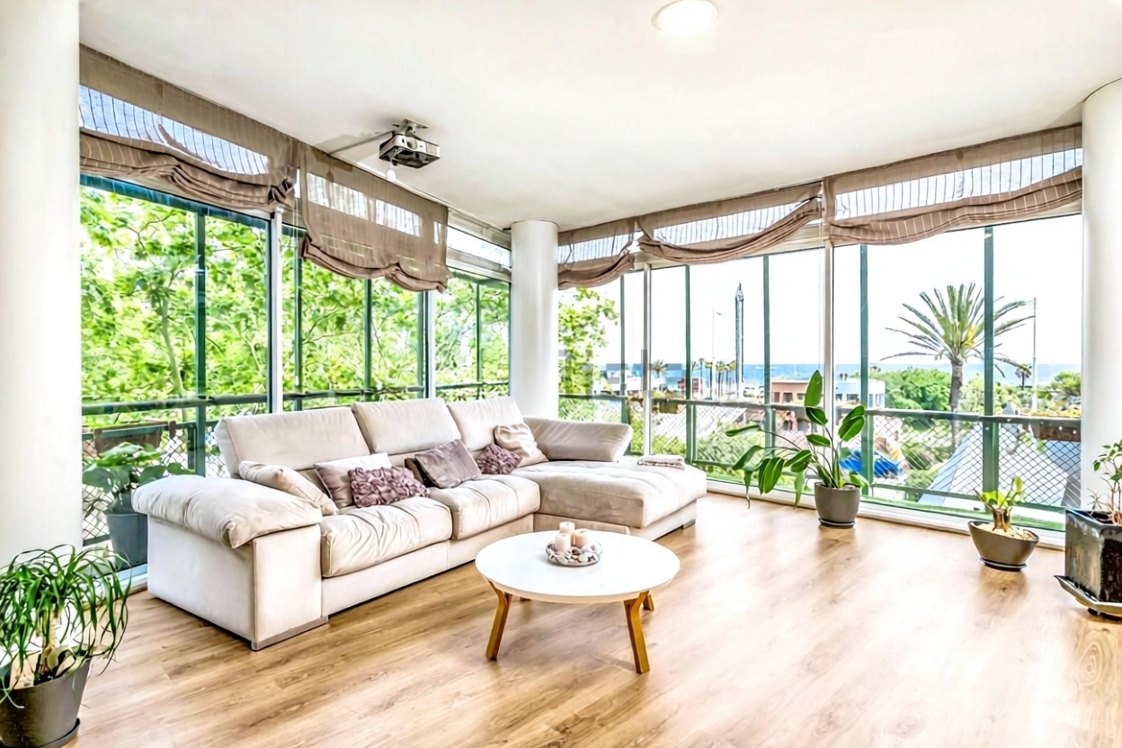 Piso en venta en primera línea de playa en Barcelona — Salón