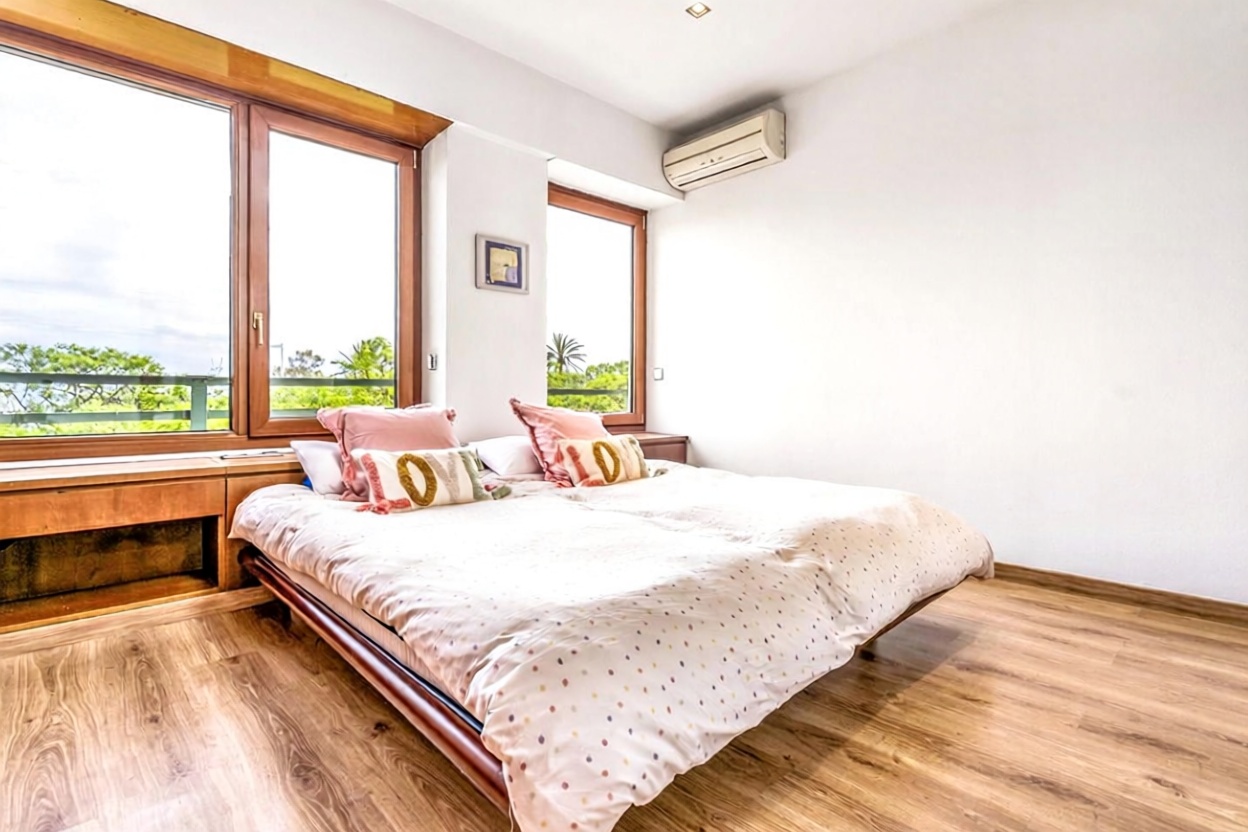 Piso en venta en primera línea de playa en Barcelona — Dormitorio