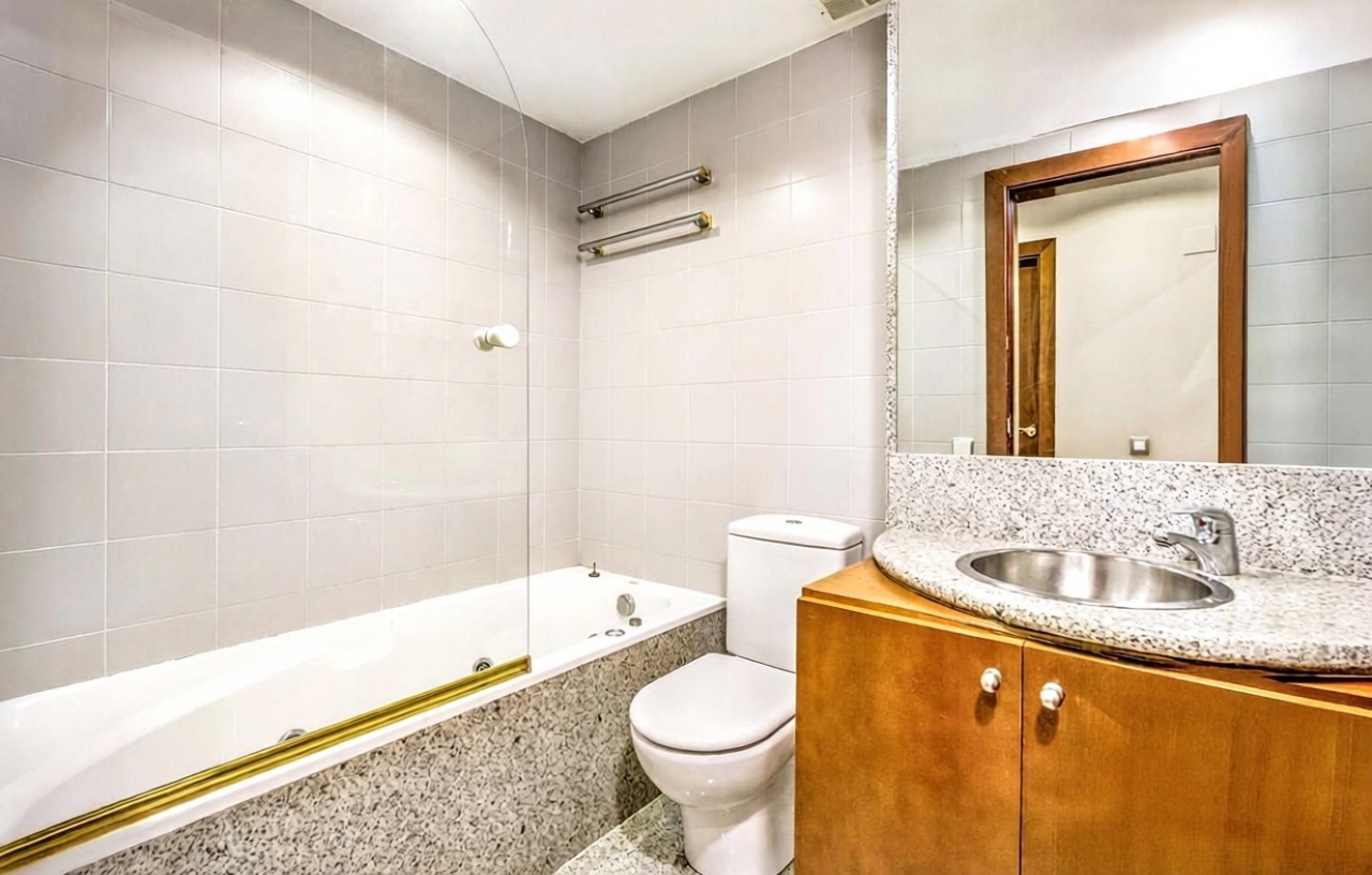 Piso en venta en primera línea de playa en Barcelona — Cocina