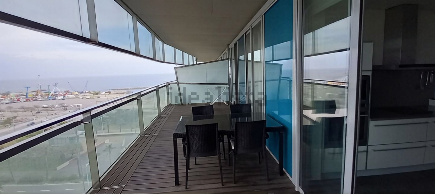 Piso en venta en primera línea de playa en Barcelona — Terraza mar
