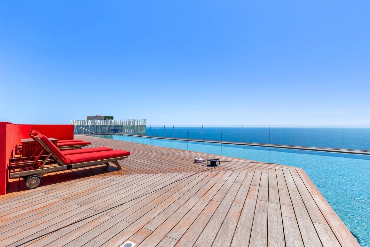 Piso en venta en primera línea de playa en Barcelona — Terraza mar