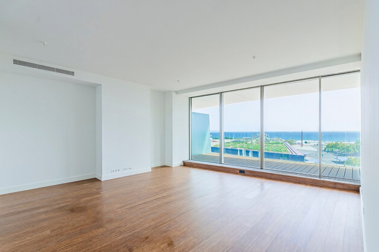Piso en venta en primera línea de playa en Barcelona — Salón
